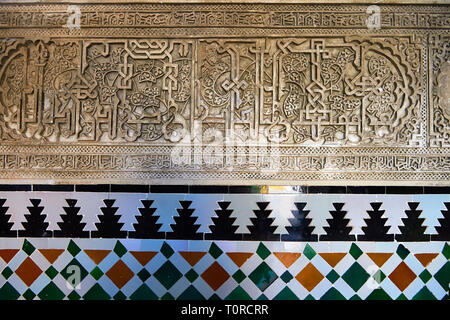 Arabesque Mudjar lavori in gesso e piastrelle Zillige all'interno del vestibolo di Don Pedro's Palace, completato nel 1366. Alcazar di Siviglia, Siviglia, Spagna Foto Stock