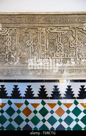 Arabesque Mudjar lavori in gesso e piastrelle Zillige all'interno del vestibolo di Don Pedro's Palace, completato nel 1366. Alcazar di Siviglia, Siviglia, Spagna Foto Stock