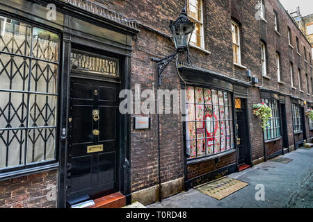 Bow fronted case in Goodwin's Court, uno stretto vicolo che corre tra St. Martin's Lane e Bedfordbury nel West End di Londra, Londra, Regno Unito Foto Stock