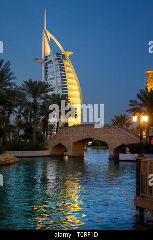 Dubai, UAE / 11. 03. 2018 : burj al arab nel Souk Madinat Jumeirah con sfondo verticale a ponte Foto Stock