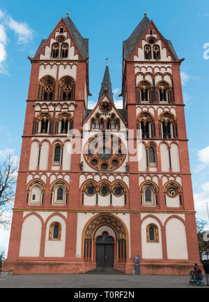 Vista frontale del Limburger facciata della cattedrale con il cielo limpido in background, Hessen, Germania. Foto Stock