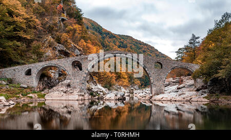 La Bulgaria, ponte del Diavolo. Antico ponte di pietra sul fiume Arda, sui monti Rodopi Foto Stock