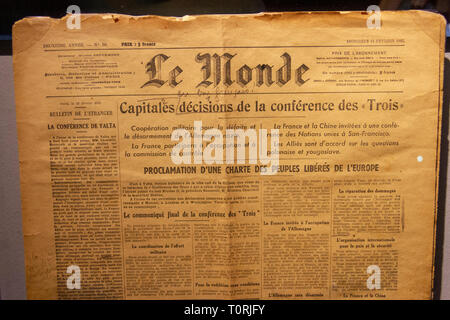 Il Le Monde dal 14 febbraio 1945 a seguito della conferenza di Yalta, sul display nel Mémorial de Caen (Caen Memorial), in Normandia, Francia. Foto Stock