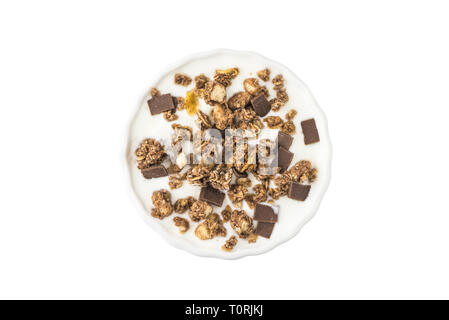 Ciotola di yogurt con muesli e cioccolato isolato su sfondo bianco, vista dall'alto Foto Stock