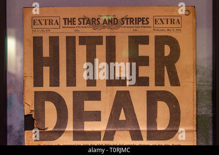 "Hitler morto": le stelle e strisce il 2 maggio 1945 sul display nel Mémorial de Caen (Caen Memorial), in Normandia, Francia. Foto Stock