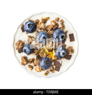 Ciotola di yogurt con mirtilli, muesli e miele isolati su sfondo bianco, vista dall'alto Foto Stock