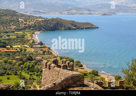 Molyvos, Lesbo Island, Grecia. Vista panoramica del villaggio di campo dal castello bizantino. Foto Stock