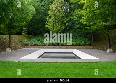 Piscina riflettente nel Canadian Gerden al Mémorial de Caen (Caen Memorial), in Normandia, Francia. Foto Stock