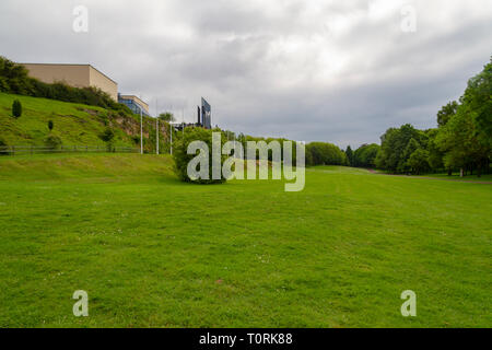 Vista generale in tutta l'ex cava che rende il Canadian Memorial Garden, Il Mémorial de Caen (Caen Memorial), in Normandia, Francia. Foto Stock