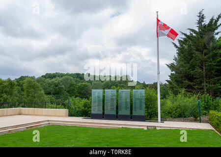 Quattro Stele di vetro con i nomi dei caduti sotto la bandiera canadese, Canadian Memorial Garden, Mémorial de Caen (Caen Memorial), in Normandia, Francia. Foto Stock