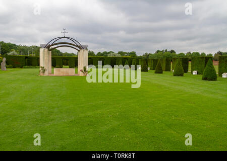 Vista generale attraverso i giardini britannici nel Mémorial de Caen (Caen Memorial), in Normandia, Francia. Foto Stock