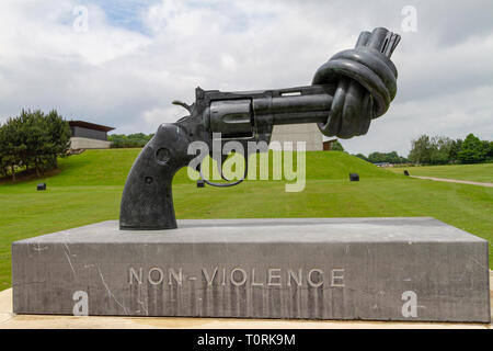 'Non-violenza la pistola annodato' bronzo da Fredrik Reutersward fuori Il Mémorial de Caen (Caen Memorial), in Normandia, Francia. Foto Stock