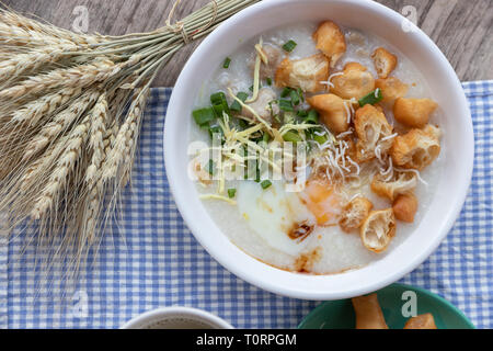 Breakfase pasto. Congee o riso porridge di carne macinata di maiale, uovo sodo con latte di soia e il cinese fritte doppio bastone di pasta Foto Stock