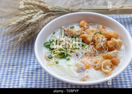Breakfase pasto. Congee o riso porridge di carne macinata di maiale, uovo sodo con latte di soia e il cinese fritte doppio bastone di pasta Foto Stock