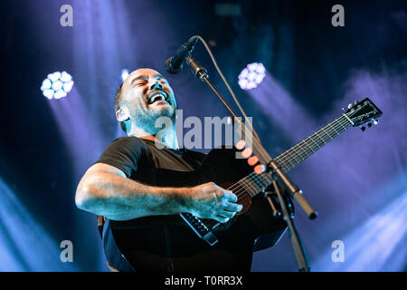 Norvegia - Oslo, 20 marzo 2019. Dave Matthews Band eseguire un concerto dal vivo a Oslo Spektrum di Oslo. Qui il cantante e musicista Dave Matthews è visto dal vivo sul palco. (Photo credit: Gonzales foto - Terje Dokken). Foto Stock