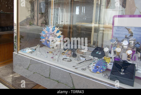 ISOLA MADDALENA, Sardegna, Italia - Marzo 7, 2019: maschera di Carnevale sul display nella finestra nella zona portuale vicoli in una giornata di sole su Marzo 7, 2019 in Foto Stock