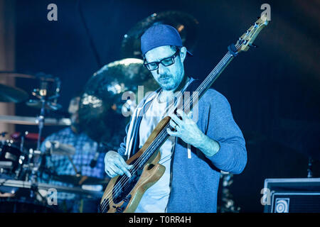 Norvegia - Oslo, 20 marzo 2019. Dave Matthews Band eseguire un concerto dal vivo a Oslo Spektrum di Oslo. Qui il bassista Stefan Lessard è visto dal vivo sul palco. (Photo credit: Gonzales foto - Terje Dokken). Foto Stock