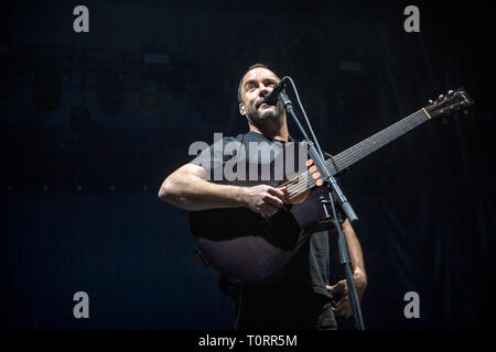 Norvegia - Oslo, 20 marzo 2019. Dave Matthews Band eseguire un concerto dal vivo a Oslo Spektrum di Oslo. Qui il cantante e musicista Dave Matthews è visto dal vivo sul palco. (Photo credit: Gonzales foto - Terje Dokken). Foto Stock