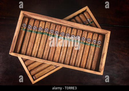 Due box con Open Eagle Montecristo sigari cubani interno con etichetta rossa Foto Stock