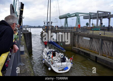 Sailing yacht lasciando la Baia di Cardiff bloccare porte nella Baia di Cardiff, Cardiff, Galles Foto Stock