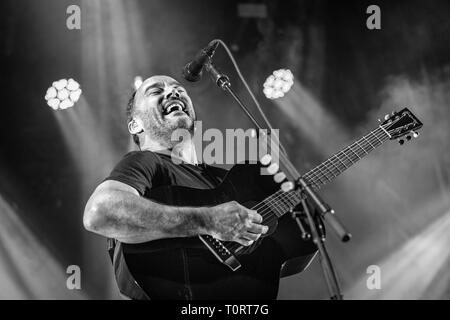 Norvegia - Oslo, 20 marzo 2019. Dave Matthews Band eseguire un concerto dal vivo a Oslo Spektrum di Oslo. Qui il cantante e musicista Dave Matthews è visto dal vivo sul palco. (Photo credit: Gonzales foto - Terje Dokken). Foto Stock