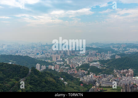 Vista della città di Taipei vista da finestra di Maokong Gondola,Taiwan. Foto Stock