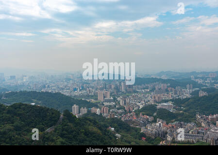 Vista della città di Taipei vista da finestra di Maokong Gondola,Taiwan. Foto Stock