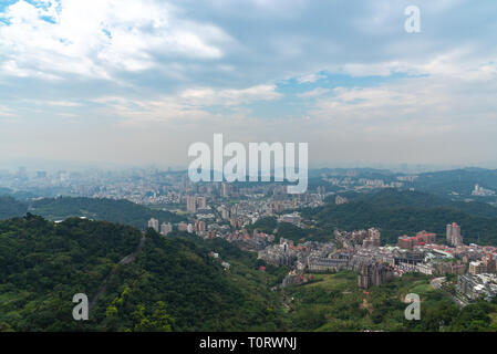 Vista della città di Taipei vista da finestra di Maokong Gondola,Taiwan. Foto Stock