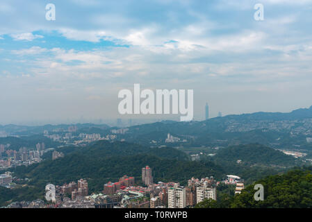 Vista della città di Taipei vista da finestra di Maokong Gondola,Taiwan. Foto Stock