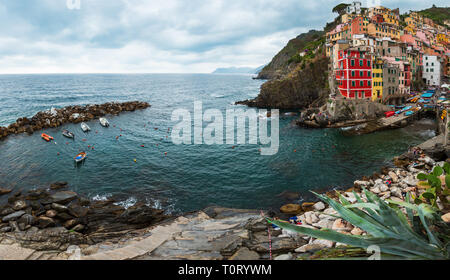 Manarola, Italia - 25 giugno 2017: bella estate Manarola - uno dei cinque famosi villaggi del Parco Nazionale delle Cinque Terre in Liguria, Italia, essere sospesa Foto Stock