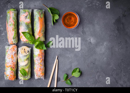 Assortiti fresca involtini primavera Foto Stock