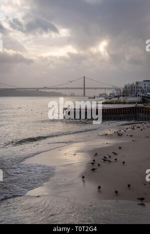 La vista verso Ponte 25 de Abril dalla Praca do Comercio, Lisbona, Portogallo Foto Stock