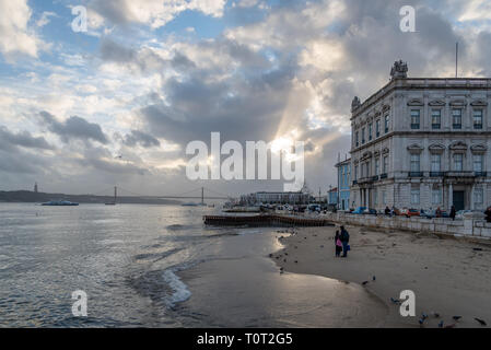 La vista verso Ponte 25 de Abril dalla Praca do Comercio, Lisbona, Portogallo Foto Stock