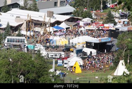 Questa vista aerea mostra la montagna Jam Music Festival che si svolge su bella giornata estiva in montagna Hunter, Hunter, New York. Foto Stock