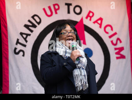 Diane Abbott, manodopera's Shadow Home Secretary, parla al 'stand fino al razzismo' Marzo a Westminster. Lei era il paese del primo nero MP. Foto Stock