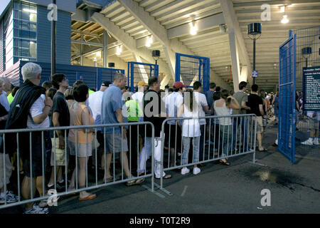 Concerto ventole sono mostrati schierati al cancello di ingresso di uno stadio evento. Foto Stock