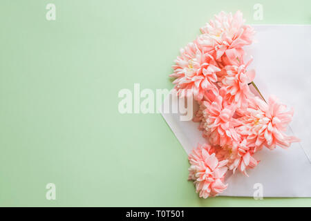 Composizione di fiori per il biglietto di auguri.Con i crisantemi busta e.mail per voi. Molla dello sfondo. Invito a nozze le schede o lettera d'amore Foto Stock