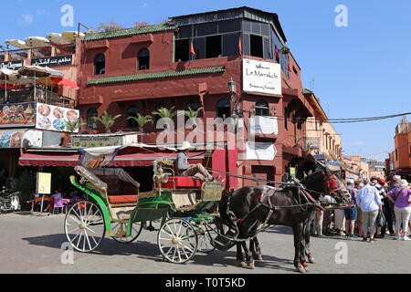 Calèche fuori Le Marrakchi ristorante, Jemaa el Fna, Medina, Marrakech, regione Marrakesh-Safi, Marocco, Africa del nord Foto Stock