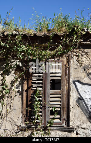 Finestra in una vecchia casa in rovina in Plaka, Atene, Grecia Foto Stock