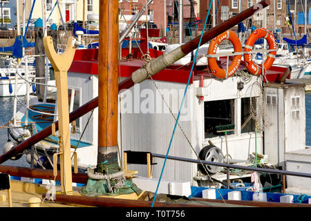 Un occupato, colorato astratto di imbarcazioni ormeggiate nel porto di Arbroath, Angus, Scozia. Foto Stock