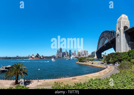 Il Sydney Harbour Bridge, Opera House di Sydney e il quartiere centrale degli affari skyline da Kirribilli, Sydney, Australia Foto Stock