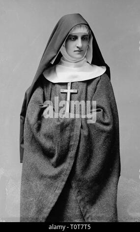 Nun, Christian nun indossando un abito e del crocifisso, la fede, Gertrude, Suor Mary Foto Stock