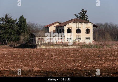 Campi coltivati nelle campagne nei pressi di una vecchia fattoria abbandonata Foto Stock