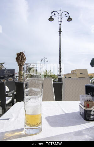 ISOLA MADDALENA, Sardegna, Italia - Marzo 7, 2019: vista dal ristorante in zona Porto su Via Amendola in una giornata di sole il 7 marzo 2019 a La Maddalen Foto Stock