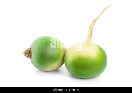 Due rafano verde isolato su sfondo bianco. Foto Stock