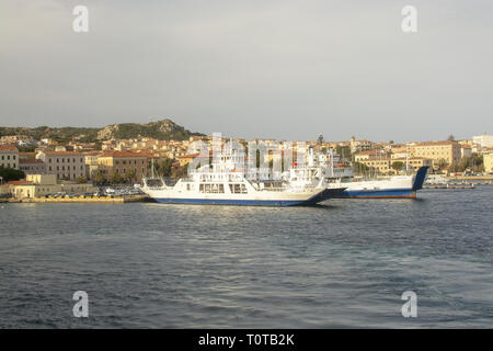 ISOLA MADDALENA, Sardegna, Italia - Marzo 7, 2019: navi ormeggiate nel porto di La Maddalena in una giornata di sole il 7 marzo 2019 a Isola Maddalena, Sardegna, Foto Stock