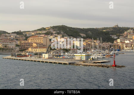 ISOLA MADDALENA, Sardegna, Italia - Marzo 7, 2019: piccolo porto traghetti e fiancheggiata da palme fronte mare immobili il 7 marzo 2019 a Isola Maddalena, Sardegna, ho Foto Stock