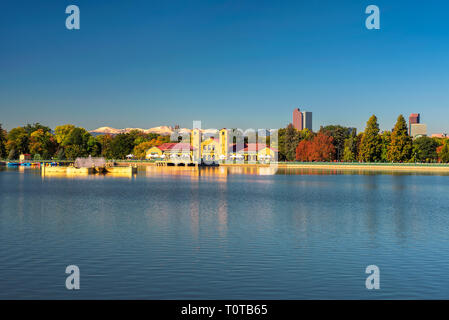 Skyline del centro di Denver con montagne rocciose Foto Stock