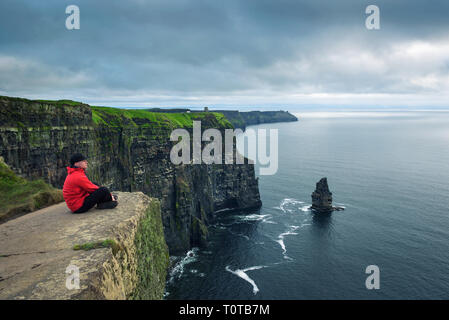 Escursionista udienza presso le scogliere di Moher Foto Stock