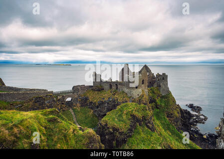 Resti della medievale Dunluce Castle in Irlanda del Nord Foto Stock